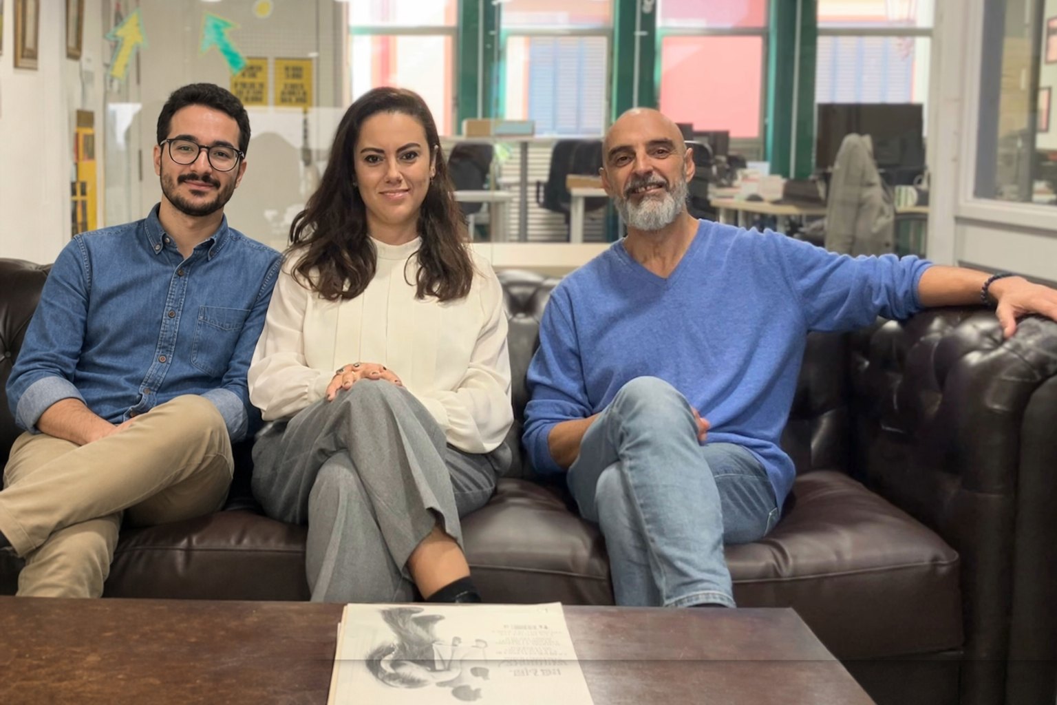 Ismael Delgado, Miriam Sáez y Alfonso Ramírez, sentados en el sofá de la oficina de Civic